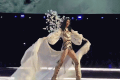 要不是奚夢(mèng)瑤在朋友圈摔了500次，有多少人會(huì)關(guān)注維密秀？